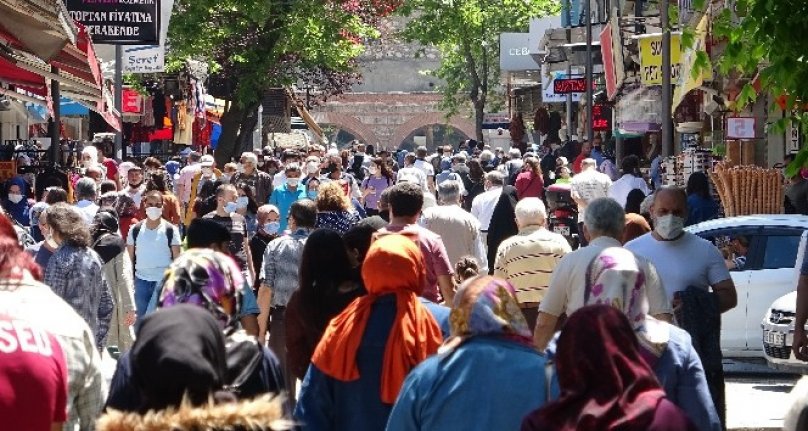 Bursa'da evde bunalan vatandaşlar, kendilerini sokağa attı