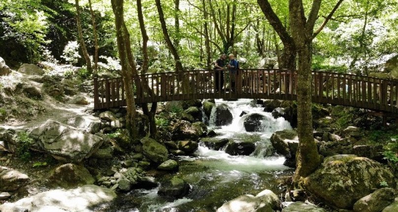 Bursa'da şehir merkezine bir kilometre mesafedeki tabiat harikası yeri gören hayran kalıyor