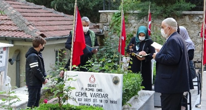 Bursa'da şehit yakınları bayramın ilk gününde şehitliğe koştu