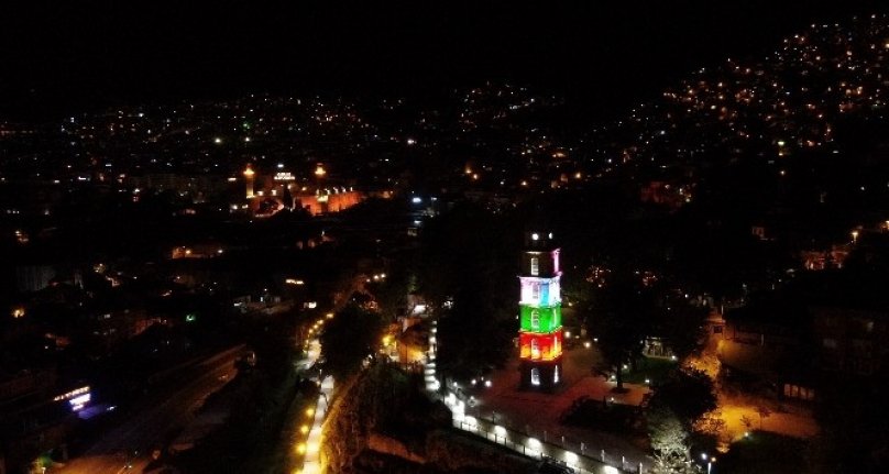 Bursa’nın tarihi Tophane Saat Kulesi Filistin bayrağı renklerinde ışıklandırıldı