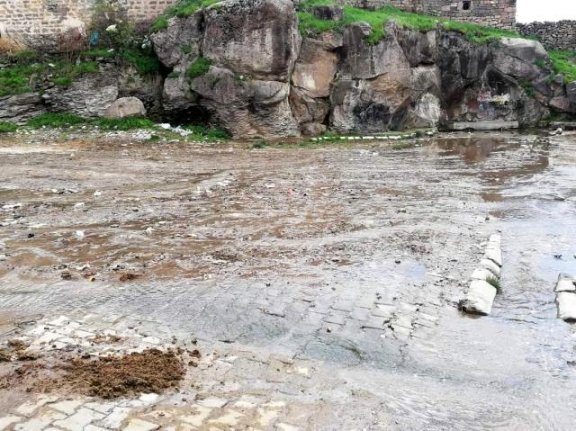 Toroslar'dan gelen doğal kaynak suyu boşa akıyor