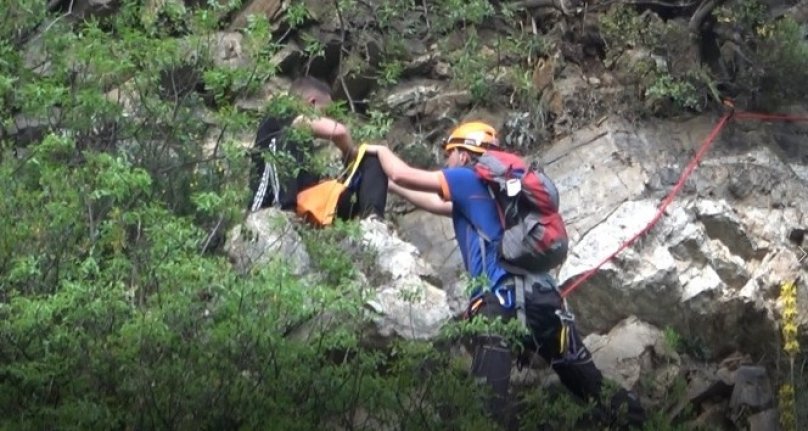 Bursa'da polisten korkup kaçan genç kayalıklarda mahsur kaldı