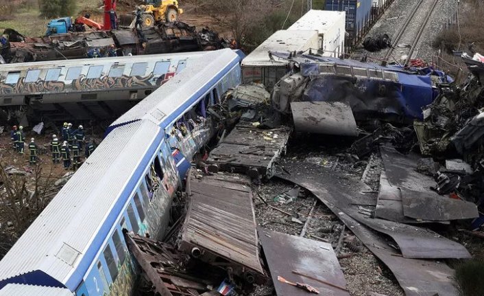 Onlarca kişinin hayatını kaybettiği tren kazası sonrası Yunan Bakan Karamanlis istifa etti