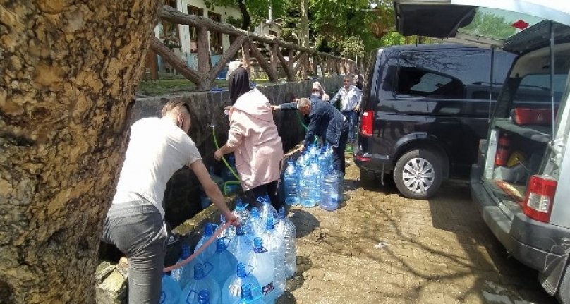 Bursa'da 17 günlük kısıtlama öncesi kaynak suyuna akın var