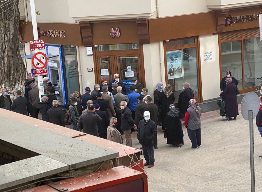 Bursa'da banka önündeki kalabalığı polis dağıttı