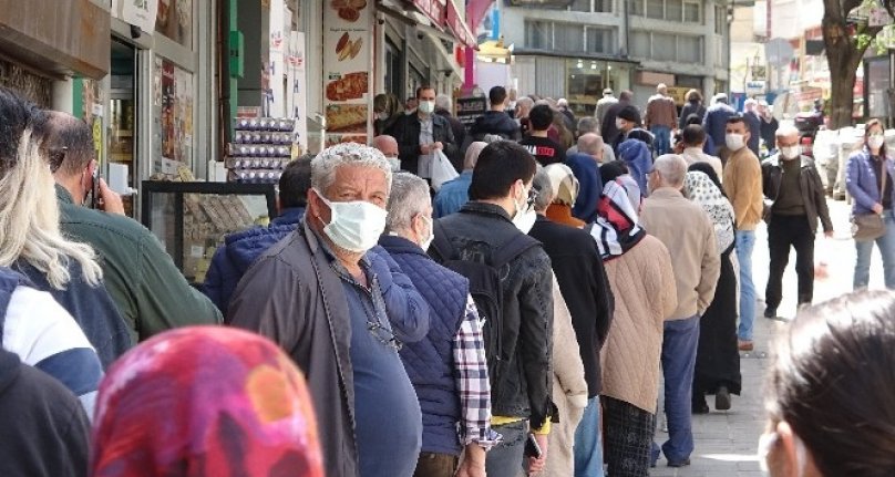 Bursa'da yüzlerce metre et kuyruğu