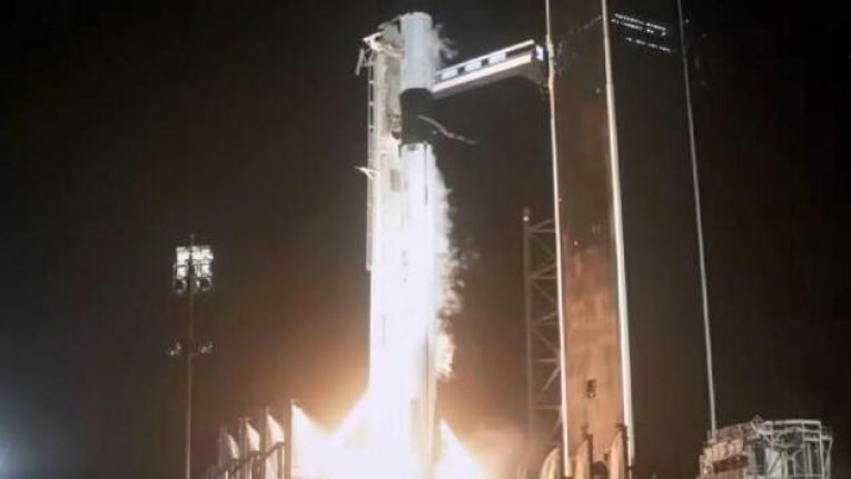 Dünya nefesini tuttu! SpaceX 4 astronotu uzay istasyonuna gönderdi