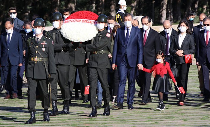 Bakan Selçuk, Anıtkabir'i ziyaret etti