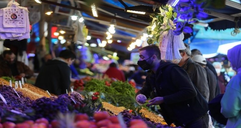 Bursa'da 3 günlük kısıtlama öncesi vatandaşlar pazarlara akın etti