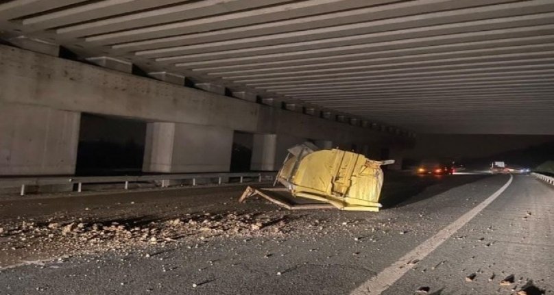 Bursa'da kamyonun dorsesi üst geçide takılınca ortalık savaş alanına döndü!