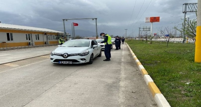 Bursa'da polis ve jandarma şehrin giriş çıkışlarında göz açtırmıyor