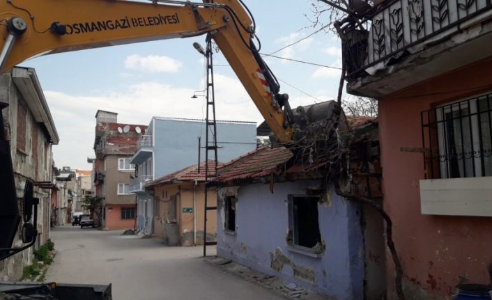 Bursa Osmangazi'de madde bağımlılarının mesken tuttuğu metruk bina yıkıldı