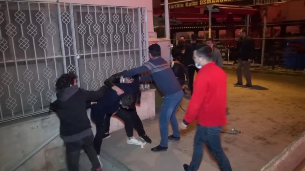 Bursa'da antikacı dükkanındaki yangın esnasında kavga çıktı!