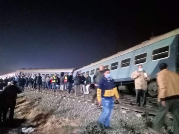 Mısır'da yolcu treni raydan çıktı: 15 yaralı