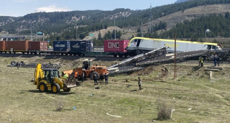 Tren yolundaki enkaz kaldırıldı, seferler yeniden başladı