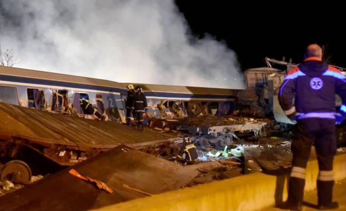 Yunanistan'da iki tren çarpıştı: 32 ölü, 85 yaralı