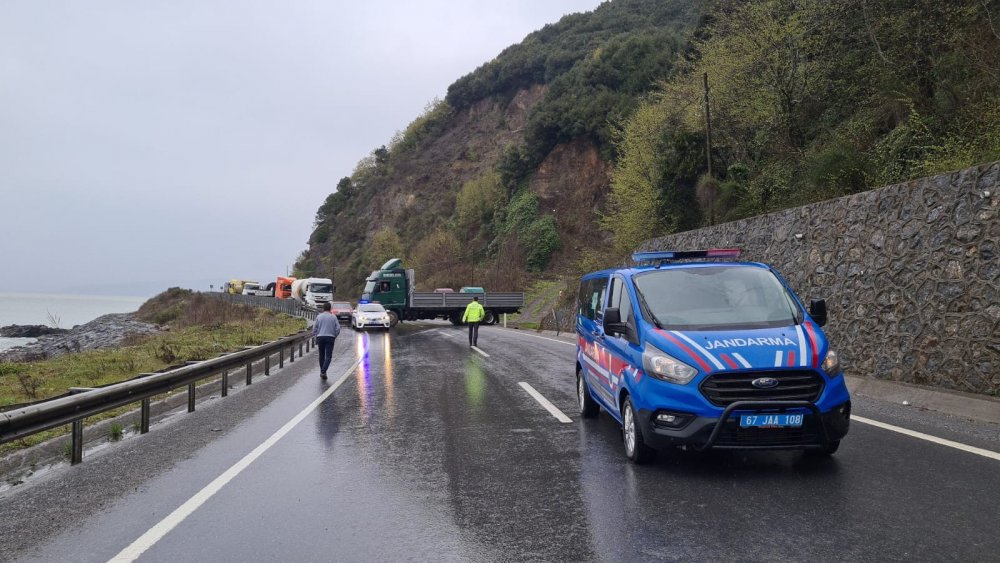 Zonguldak'ta heyelan! Karayolu ulaşıma kapandı