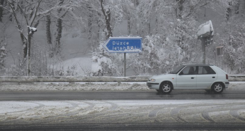 Bolu Dağı'nda kar yağışı devam ediyor