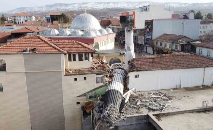 Cami minaresi apartmanı ikiye böldü