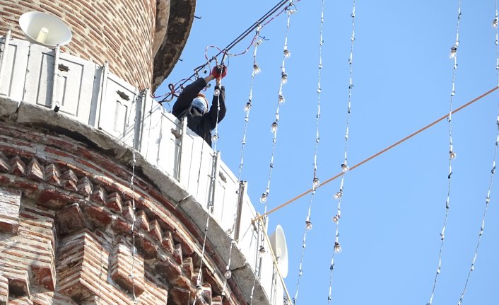 Bursa Ulu Cami'ye Ramazan mahyası asıldı