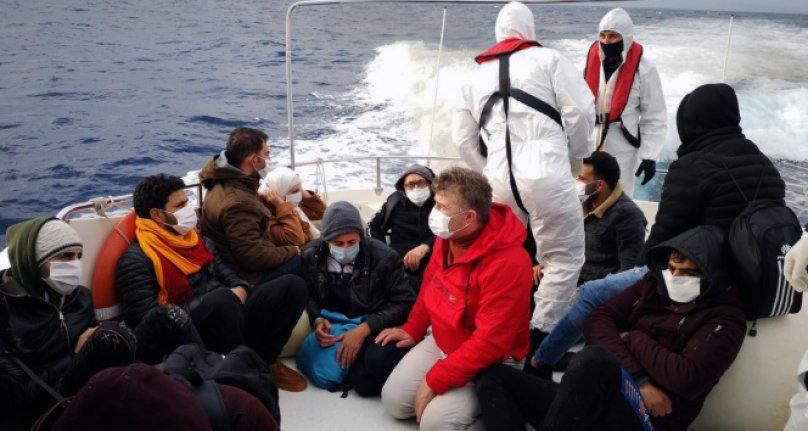 Yunanlılar lastik bota bindirip geri itti!  Türk Sahil Güvenlik ekipleri kurtardı