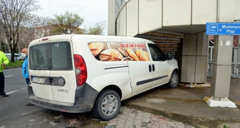 Bursa'da üst geçide çarparak durabildi!