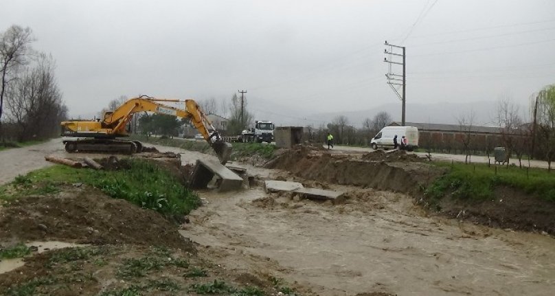 Bursa'da deredeki sular taştı, yollar kapandı...Bir çok arazi sular altında kaldı