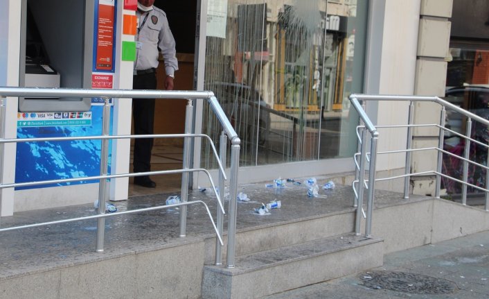 Kredi borcunu ödeyemeyince bankaya ayran ve yumurtayla saldırdı!