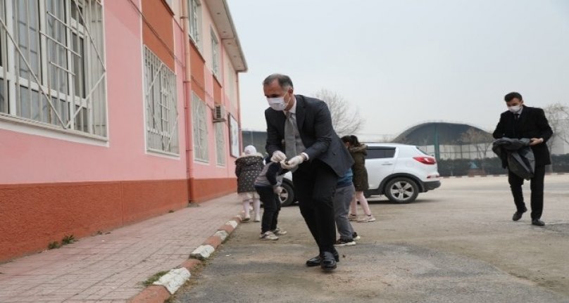 Bursa protokol mensupları öğrencilerle temizlik yaptı