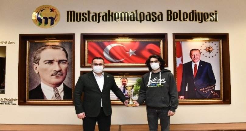 Mustafakemalpaşalı sporcu ödülle döndü