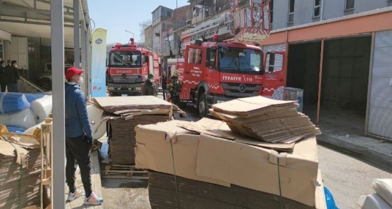 Bursa'da korkutan yangın! Esnaf el birliğiyle malzemeleri dışarıya çıkardı