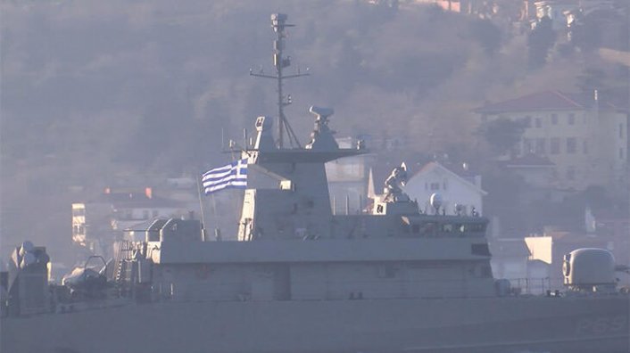 Yunan savaş gemisi İstanbul Boğazı'ndan geçti