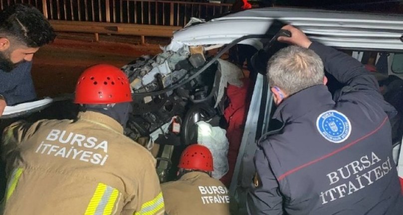 Bursa'da araç TIR'ın altına girdi: 1 ölü 2 ağır yaralı