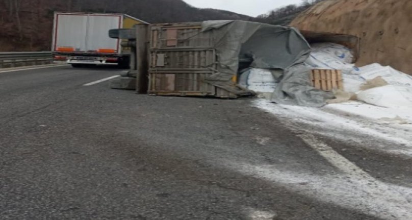 Bursa'da bor yüklü TIR yan yattı: 1 yaralı