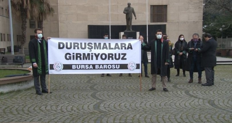 Bursa'da avukatlar duruşmalara girmeyerek sessiz eylem başlattı