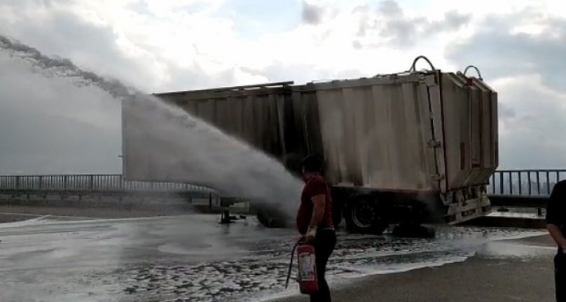 Bursa'da çevre yolu üzerinde TIR´ın dorsesinde çıkan yangın TOMA ile söndürülebildi