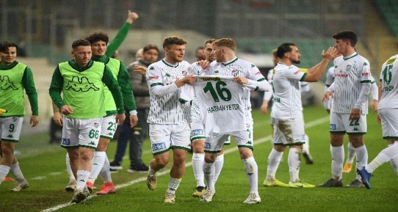 Bursaspor, Play-Off yolunda farkı 9'a indirdi