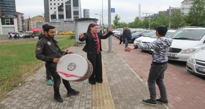 Bursa'da 'Boşandım' diye önce davul zurna çaldırmıştı... Şimdi de uzaklaştırma kararı aldırdı!