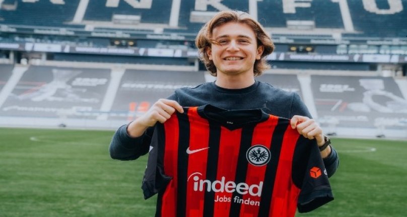 Ali Akman, Eintracht Frankfurt'la sözleşme imzaladı