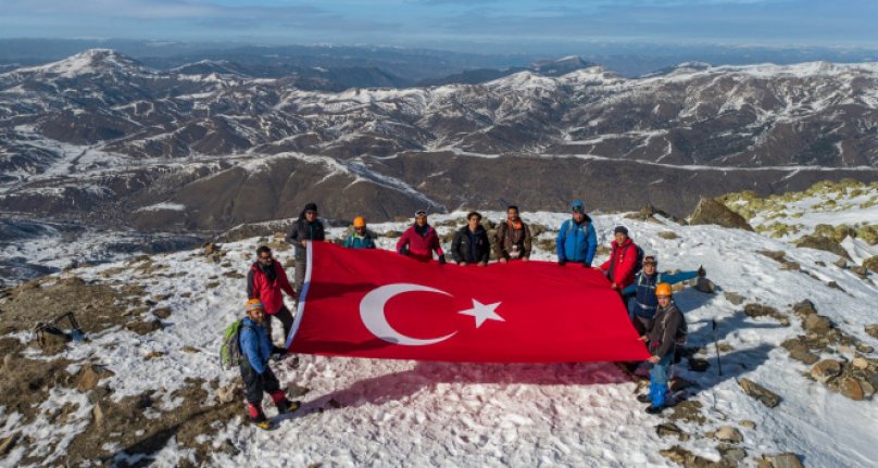 Yıldız Dağı'na tırmanan dağcılar, zirvede Türk bayrağını dalgalandırdı