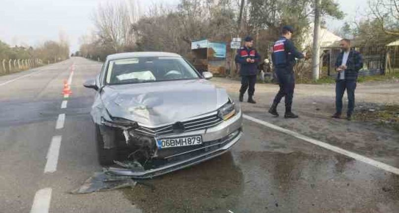 Bursa'da depremzedelerin bulunduğu araç otomobille çarpıştı