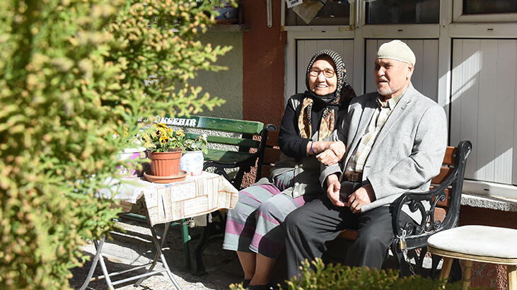 Felç geçiren eşi için oturduğu evin sokağını çiçek bahçesine çevirdi!