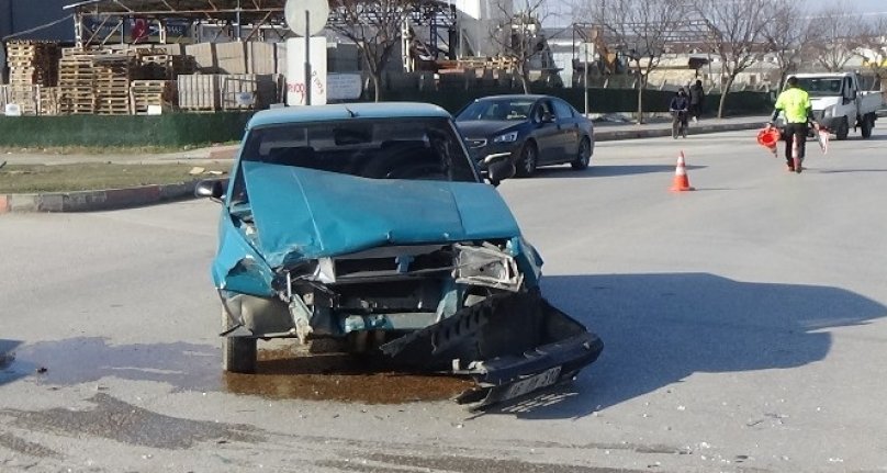 Bursa'da aynı kavşakta yine kaza: 1 yaralı