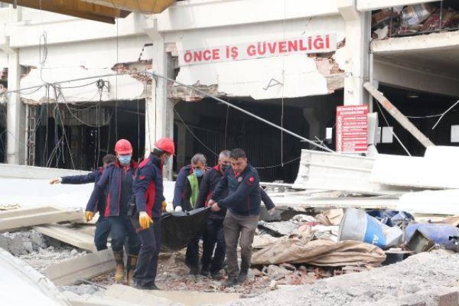 Depremde hasar gören fabrika çöktü: Bir işçi öldü, dört işçi yaralandı