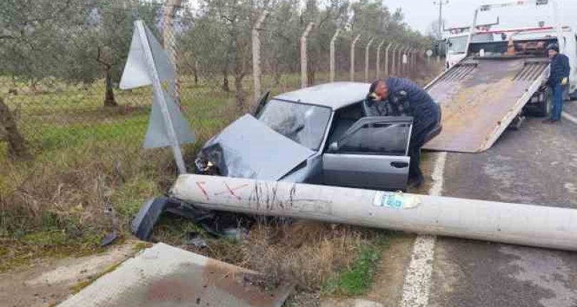 Bursa'da kaza! Otomobil elektrik direğine çarptı