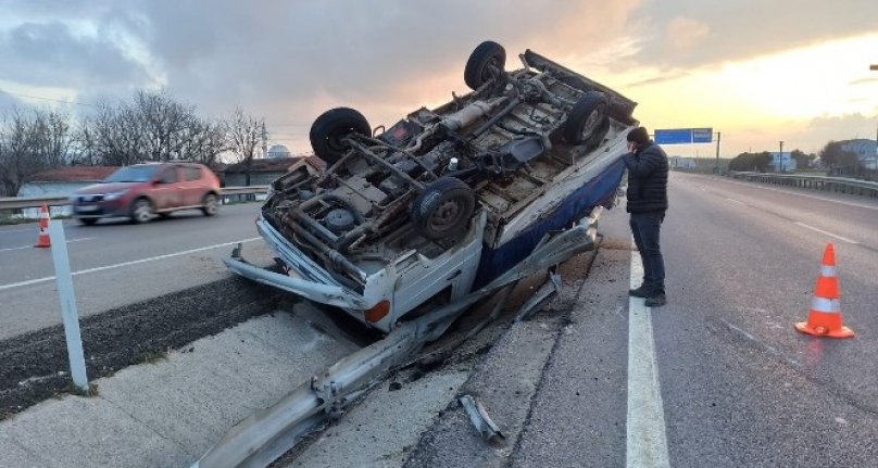 Bursa'da kamyonet ters döndü koyunlar telef oldu!