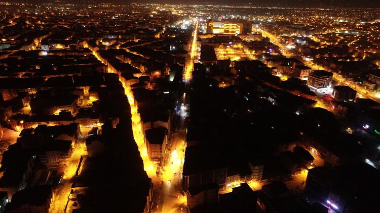 Depremin yaşandığı Malatya'yı, sokak ışıkları aydınlattı