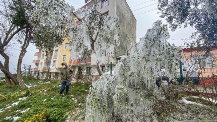 Bursa'da patlayan su hortumu ortaya buzdan heykellerin çıkmasına sebep oldu