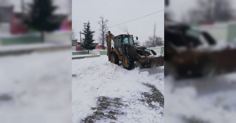 Bursa'da okul yolları kardan temizlendi