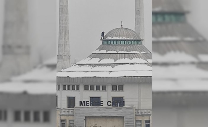 Bursa'da cami kubbesinde tehlikeli temizlik